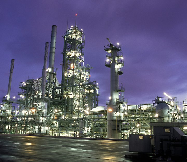 Hydrotreating refinery for naphtha, diesel and kerosene